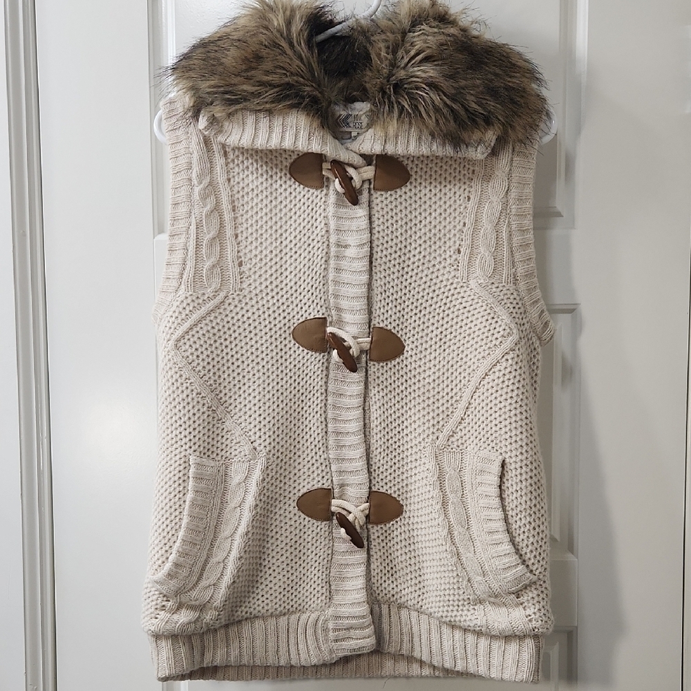 Pink Rose Faux Fur Collar Sweater Vest - Medium